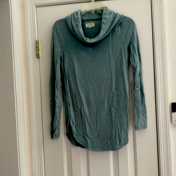 Women’s Top - Picture 1 of 3